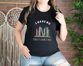 Pode incluir: Camiseta preta com o texto "I have no shelf control" e um gráfico de uma estante com livros coloridos.