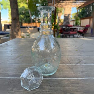 ヴィンテージ スターバースト ガラス デキャンタ ストッパー付き – ミッドセンチュリー プレスガラス – 「LIQUOR BOTTLE」エンボス加工ベース – アクアティント – 1950年代～60年代
