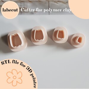 Op de afbeelding: Vier lichtroze polymeerklei uitsteekvormen in een unieke vorm. De uitsteekvormen zijn in een rij gerangschikt, afnemend in grootte van links naar rechts. De afbeelding bevat de tekst "labecut Cutter for polymer clay" en "STL file for 3D printer."