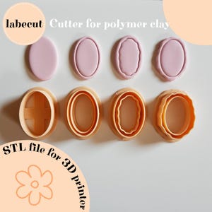 Könnte beinhalten: Vier hellpfirsichfarbene Kunststoffausstecher für Polymer-Ton in einer Reihe angeordnet, mit vier dazugehörigen hellrosa ovalen Tonabdrücken darüber. Der Text labecut Cutter for polymer clay und STL file for 3D printer ist sichtbar.