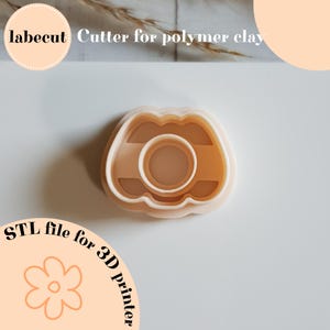Op de afbeelding: Een lichtbruine polymeerklei cutter in een pompoenvorm. De cutter heeft een cirkelvormig midden en een gelaagd ontwerp. Tekst op de afbeelding luidt "labecut Cutter for polymer clay" en "STL file for 3D printer".