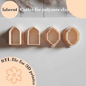 Może przedstawiać: Cztery beżowe wykrawacze do gliny polimerowej w różnych kształtach: łukowatych i geometrycznych. Obraz zawiera tekst "labecut Cutter for polymer clay" i "STL file for 3D printer". Te wykrawacze są przeznaczone do rękodzieła i tworzenia unikalnych wzorów.