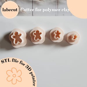 Könnte beinhalten: Vier Polymer Clay Ausstecher in Blumenform. Die Ausstecher sind in verschiedenen Größen und hellrosa. Das Bild enthält auch den Text "labecut Cutter for polymer clay" und "STL file for 3D printer".