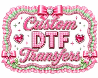 Może przedstawiać: Prostokątna grafika z różowo-zieloną falbanką ozdobioną cyrkoniami i różowymi kokardkami. Tekst brzmi Custom DTF Transfers, napisany różową czcionką z białym obrysem i różowym wzorem w kratkę. Dwa różowe klejnoty w kształcie serca.