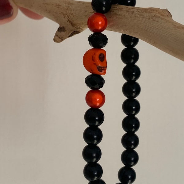 Bracelet perles noires, oranges et tête de mort