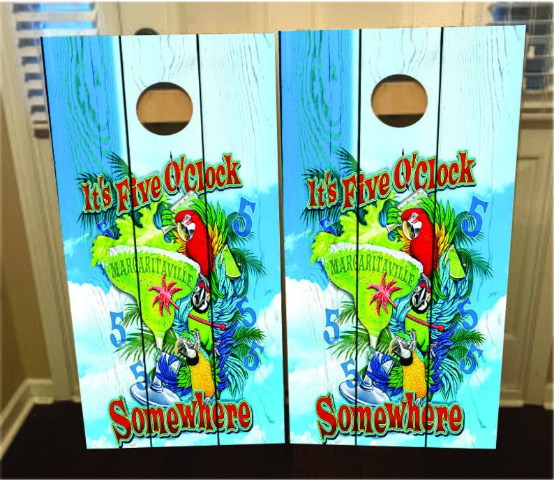 Puede incluir: Dos letreros de madera con un fondo de madera azul y blanco. Los letreros presentan un vaso de margarita verde con un loro rojo y el texto "It's Five O'Clock Somewhere" y "Margaritaville".