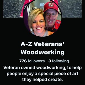 Puede incluir: P&aacute;gina de Instagram de A-Z Veterans' Woodworking con una foto de una pareja sonriendo. La leyenda dice "Veteran owned woodworking, to help people enjoy a special piece of art they helped create."
