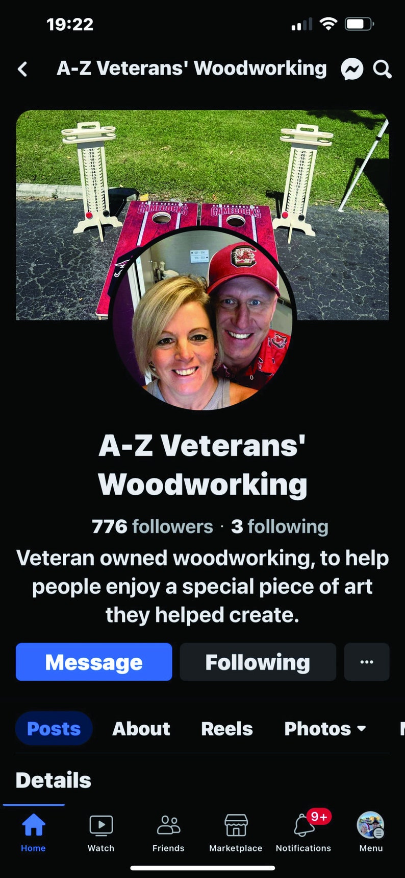Puede incluir: P&aacute;gina de Instagram de A-Z Veterans' Woodworking con una foto de una pareja sonriendo. La leyenda dice "Veteran owned woodworking, to help people enjoy a special piece of art they helped create."