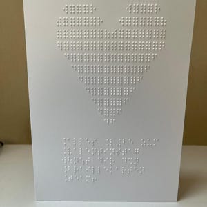 Personalisierte Grußkarte zum Muttertag (DIN A5) - Klappkarte mit Herz-Motiv und Wunschtext in Braille (Blindenschrift)