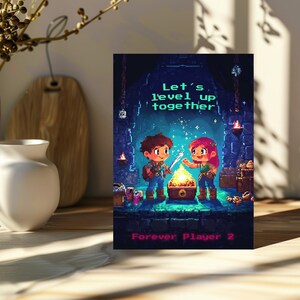 Puede incluir: Una impresión colorida con personajes pixelados en un entorno de fantasía, con el texto "Let's level up together" y "Forever Player 2". La imagen muestra a un niño y una niña junto a un cofre del tesoro y una hoguera.