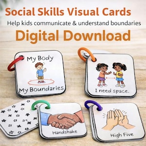 Op de afbeelding: Een set visuele kaarten voor sociale vaardigheden met de tekst "Social Skills Visual Cards" en "Digital Download". De kaarten bevatten illustraties en zinnen als "My Body", "I need space", "Handshake" en "High Five". Elke kaart heeft een gekleurde ring.