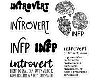 Puede incluir: Un conjunto de pegatinas en blanco y negro con las palabras "Introvertido", "INFP" y una definición de la palabra "introvertido". Las pegatinas presentan texto estilizado e ilustraciones de un cerebro, un corazón y flores.
