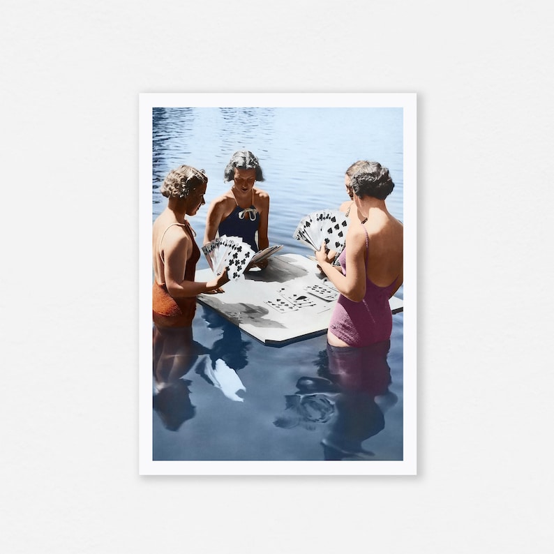 Puede incluir: Una impresi&oacute;n vintage muestra a tres personas jugando a las cartas en el agua. Llevan trajes de ba&ntilde;o y sostienen naipes. El agua es de un azul profundo, y la escena est&aacute; capturada en un estilo retro.