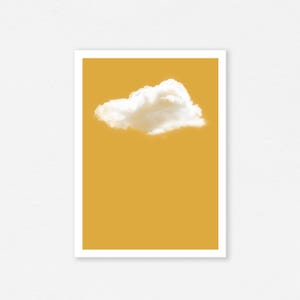 Könnte beinhalten: Eine einzelne weiße Wolke vor einem einfarbigen gelben Hintergrund.
