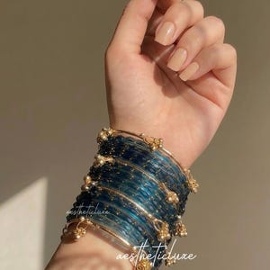 Dunkelblau Kashmiri Ghungroo Armreifen Set | Ghungroo Gold Armreifen | Blaue Glas Braut Churiya |  Trending Raindrop Armreifen