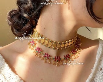 Tempelmunt Kasu munt choker & roze lotus ketting | Lotus oorbellen | Minimalistische bruidskettingenset | Antieke gouden Indiase trouwsieraden