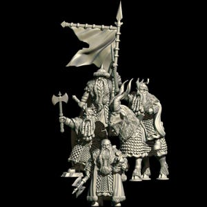 Op de afbeelding: Een gedetailleerde 3D-weergave van een fantasie-scène met vijf dwergfiguren. Eén figuur houdt een banner vast, terwijl een ander een bijl hanteert. De figuren zijn gekleed in harnassen en gewaden, met lange baarden en gehoornde helmen. Er is ook een geitachtig wezen aanwezig.