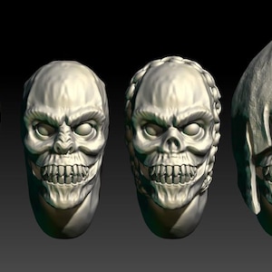 Könnte beinhalten: Vier stilisierte, hellgraue Schädel-Skulpturen mit bedrohlichen Ausdrücken. Jeder Schädel hat detaillierte Merkmale, einschließlich Zähne, Augenhöhlen und unterschiedliche Kopfbedeckungen. Die Schädel sind in einer Reihe vor einem dunklen Hintergrund angeordnet.