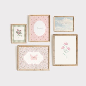 Könnte beinhalten: Fünf gerahmte Drucke mit Cottagecore-Ästhetik. Die Drucke zeigen Blumenmuster, einen Schmetterling, eine Wolke und das Wort "Loved".