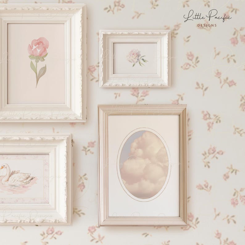K&ouml;nnte beinhalten: Drei wei&szlig;e Bilderrahmen mit verzierten Details h&auml;ngen an einer hellblauen Wand mit einem Blumenmuster. Die Rahmen enthalten Aquarellmalereien einer rosa Rose, einer rosa Pfingstrose und eines bew&ouml;lkten Himmels.