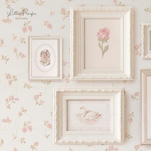K&ouml;nnte beinhalten: Vier wei&szlig;e Bilderrahmen mit verzierten Details sind an einer Wand mit Blumenmuster angebracht. Die Rahmen enthalten Illustrationen einer rosa Rose, eines Schwans und eines Hundes.