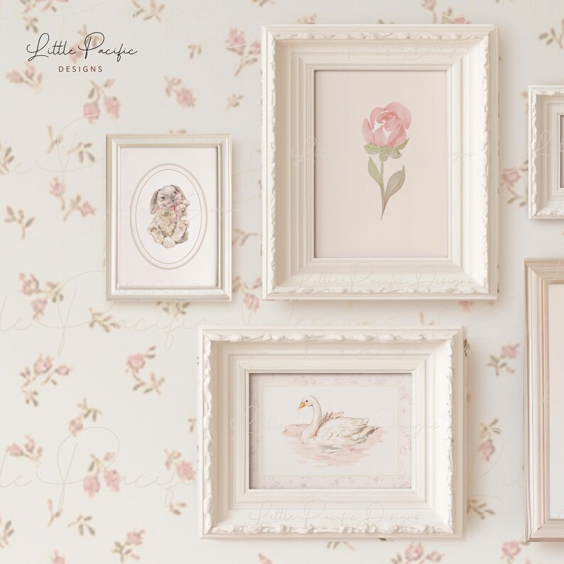 K&ouml;nnte beinhalten: Vier wei&szlig;e Bilderrahmen mit verzierten Details sind an einer Wand mit Blumenmuster angebracht. Die Rahmen enthalten Illustrationen einer rosa Rose, eines Schwans und eines Hundes.