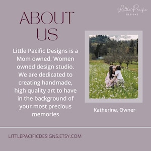 K&ouml;nnte beinhalten: Eine Frau und ein Kind umarmen sich in einem Feld mit wei&szlig;en Blumen. Der Text "Little Pacific Designs" und "Katherine, Owner" ist auf dem Bild zu sehen. Der Text "ABOUT US" ist ebenfalls auf dem Bild zu sehen.