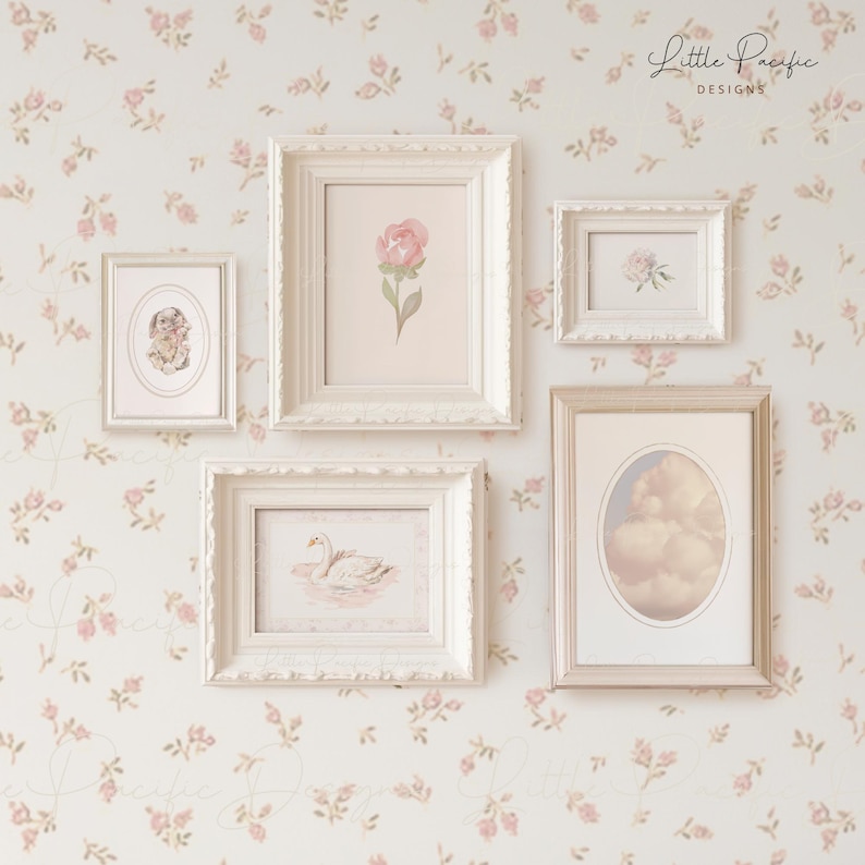 K&ouml;nnte beinhalten: F&uuml;nf wei&szlig;e und goldene verzierte Bilderrahmen mit verschiedenen Bildern darin. Die Rahmen h&auml;ngen an einer Wand mit einem Blumenmuster. Die Bilder zeigen eine einzelne rosa Blume, einen Schwan, eine Wolke und ein kleines Tier.