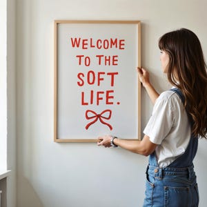 ようこそ、柔らかな生活へ ベッドの上の壁アート 肯定的な引用句プリント リビングルームの壁アート コケット 美的プリント ホーム引用句 家にいるのは良いこと