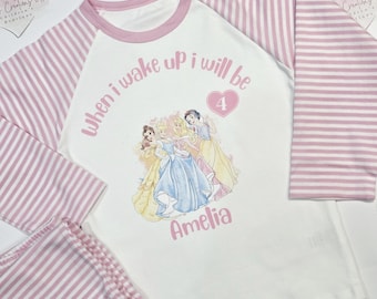 Conjunto personalizado de dos piezas para la víspera de cumpleaños de una princesa. Regalo perfecto para cuando me despierto. Regalo de cumpleaños personalizado para princesas de cualquier edad.