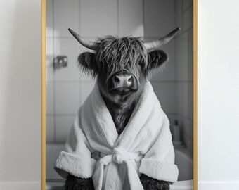Rolig höglandsko i badrock väggkonst, bondgårdsspadagsaffisch, udda badrumstryck, svartvitt foto av bondgårdsdjur, badhumordekor