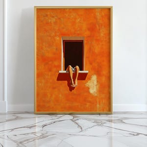 Arte mural con ventana mediterránea, verano cálido y soleado, impresión femenina de piernas de mujer, póster minimalista surrealista naranja, minimalista audaz, amante de los libros