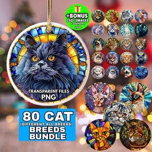 Puede incluir: Adorno redondo de cerámica con una ilustración detallada de un gato negro con ojos amarillos, sobre un fondo de estilo vidriera. El adorno tiene un lazo dorado para colgar. El texto incluye "TRANSPARENT FILES PNG" y "80 CAT BREEDS BUNDLE".
