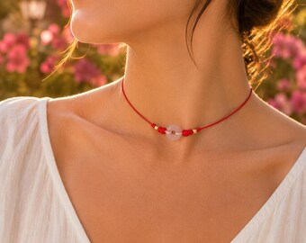 Gargantilla de cuarzo rosa con cordón rojo: collar minimalista de buena suerte