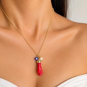 Naszyjnik z zawieszką w kształcie dłoni czerwonej figi: amulet ze złota 14K, wisiorek chroniący przed szczęściem