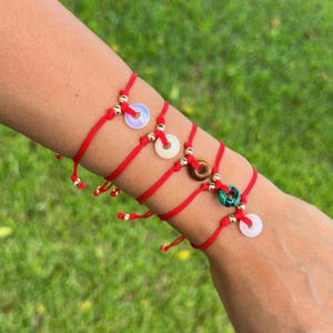 Rött snörearmband: Skyddsamulett med naturlig ädelsten