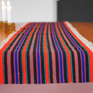 Handgewebte Wolltischdecke aus Schweden. Traditioneller skandinavischer Unikat-Tischläufer aus Dalarna, liebevolle Farben und altes Muster
