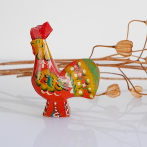 A vintage hand-carved and hand-painted red &quot;Dala rooster&quot; traditional Kurbits with lovely patina from Nusnäs Dalarna, Sweden, ester decor