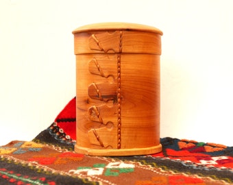 Traditional handmade Swedish bentwood semi-round box, a tall ethnic vintage 'Svepask' with intricate root seam. With free delivery