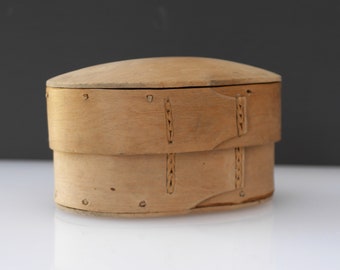 Boîte ancienne traditionnelle scandinave des années 1800 en bois plié faite main connue sous le nom de « Svepask » en provenance de Suède. Décoration d'art populaire avec livraison gratuite