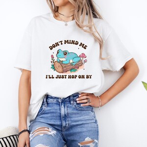 Don&#39;t Mind Me Retro Frog Shirt Cute Animal Shirt Frog and Toad Aesthetic Shirt Funny Frog Shirt Frog Tshirt Best Friend Gift