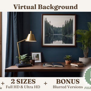 Può includere: Un'immagine di sfondo virtuale che presenta un ufficio domestico con una scrivania, una lampada, piante e un'immagine incorniciata di un lago e una foresta. Lo sfondo è di colore blu scuro. L'immagine include il testo "Virtual Background", "2 SIZES", "Full HD & Ultra HD", "BONUS", "Blurred Versions", "5 FILES TOTAL!"