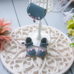 Set of sandals and a handbag in gray with flowers for vinyl doll LD