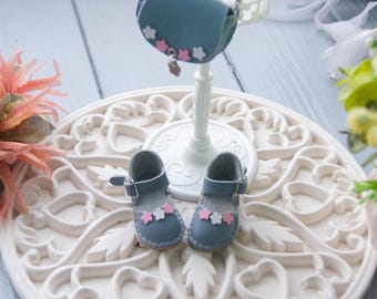 Set sandalen en een handtas in grijs met bloemen voor vinylpop LD