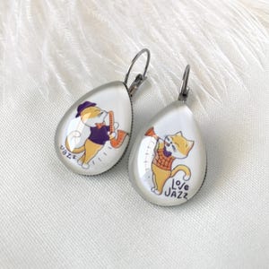 Pendientes de cabujón de vidrio con imagen en forma de gota no coincidentes / Para amantes de la música Jazz / Letras de palabras / Gatos de músicos / saxofón y trompeta musical