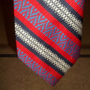Vintage Men's Funky 1970s Wide Polyester Red/Blue Striped Tie Unbranded 58x4.25