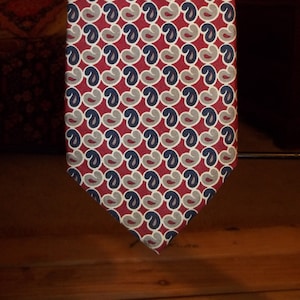 Brooks Brothers Y2K Silk Men&#39;s Necktie Crimson/Navy Abstract Print 60x3.5 USA Made