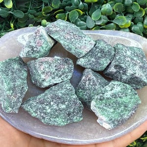 Piedra en bruto de zoisita rubí / Alineación de vitalidad y energía / Elegida intuitivamente