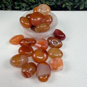 Piedra pulida de cornalina / Alineación de vitalidad y energía / Elegida intuitivamente
