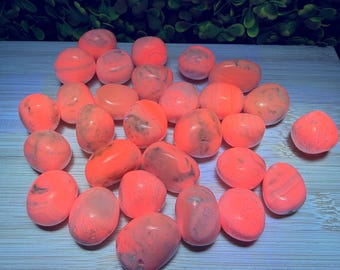 UV-reactieve trommelsteen manganocalciet | Liefde en relaties | Intuïtief gekozen